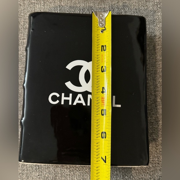 ❗️CLEARANCE❗️CHANEL Glossy Black Ceramic Flower Vase - Picture 7 of 10